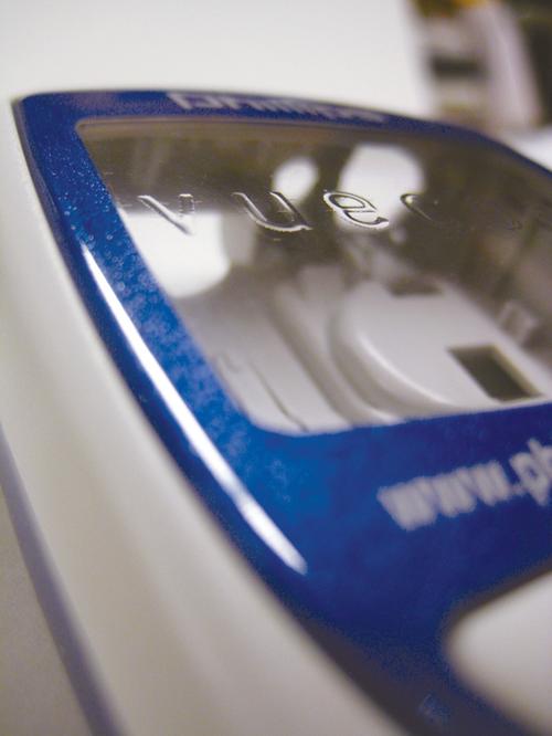 Vuecoat makes it possible to apply high-gloss finishes with excellent scratch resistance to polycarbonate substrate components, such as clear windows.