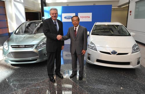 Derrick Kuzak of Ford and Takeshi Uchiyamada of Toyota announce an agreement for the two companies to collaborate on the development of a rear-wheel drive hybrid system. (Photo courtesy of Toyota.)