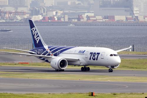 The first Boeing 787 Dreamliner delivered to Japan's All Nippon Airways (ANA) lands at Tokyo's Haneda Airport 
on September 27, 2011.