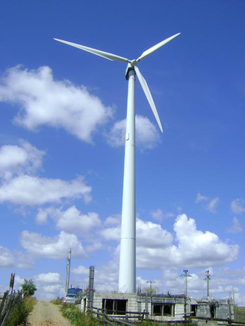 Changes in conductivity in highly aligned carbon nanotubes could help a new paint detect cracks in structures like the foundation of wind turbines, such as this one in Romania's Tihuta Pass.   (Source: Rsocol/Wikipedia Commons)