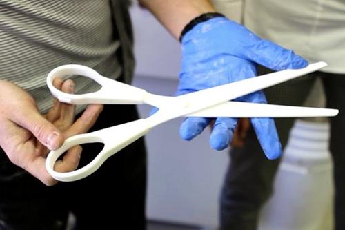 New York Mayor Michael Bloomberg used a 3D-printed pair of scissors for the ribbon-cutting ceremony for the new Shapeways factory. (Source: Shapeways)