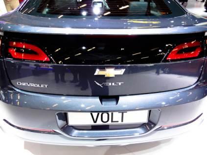 GM's Chevy Volt is the first application of the E-Flex (Voltec) drive system with a combination of an electric motor, a 16 kWh lithium-ion battery pack with 136 kW peak power, and a powertrain consisting of a 1.0 L, 3-cylinder turbocharged flex-fuel capable engine linked to a 53 kW (71 hp) generator. 