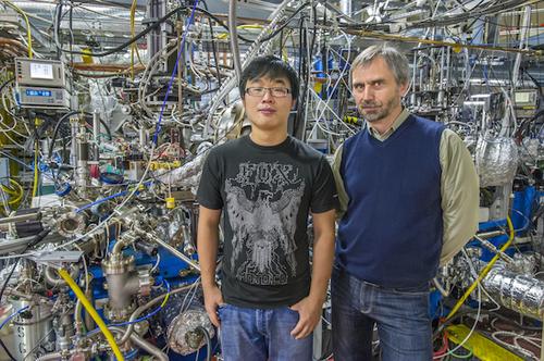 Eryin Wang (left) and Alexei Fedorov at ALS Beamline 12.0.1 where the induced high-temperature superconductivity in a topological insulator was confirmed. (Source: Roy Kaltschmidt, LBL News Center)