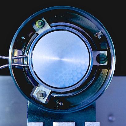 A view into the prototype thermoelectronic generator, looking at the ~3-cm emitter. (Source: J. Mannhart, MPI-FKF)