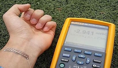 A flexible thermoelectric generator that can be worn as a wristband is able to produce about 40 mW based on the temperature difference between human skin and the surrounding air. (Source: KAIST)
