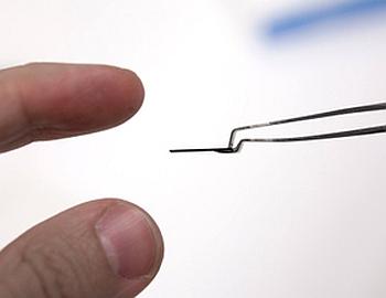 A micro fuel cell that generates electrical energy from hydrogen, ethanol, and methanol measures about 14 x 14 x 1 mm. (Source: Aalto University)