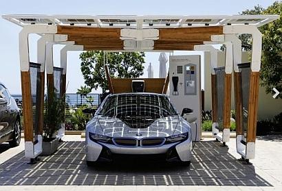 In parallel with the launch of its i8 plug-in hybrid sports car, BMW has presented a solar carport using sustainable materials and high-grade glass-on-glass solar modules.