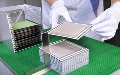 Production of the cell stacks of the home fuel cell system at the Fraunhofer IKTS. (Source: Fraunhofer IKTS)