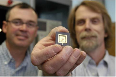 University of Manitoba professors Michael Freund (left) and Doug Buchanan meld chemistry and electronics for their highly sensitive electronic nose.(Source: CMC)