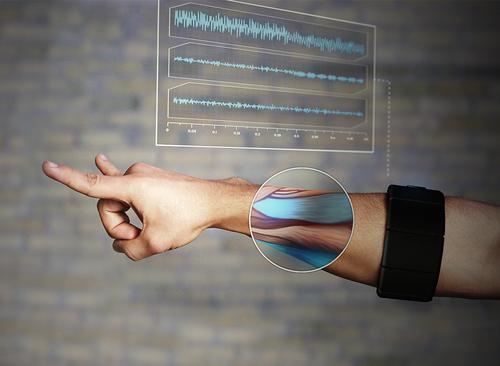 Thalmic Labs Myo armband can accurately discern
dozens of hand gestures making head-mounted displays also hands/voice
free. (Source: Thalmic Labs)