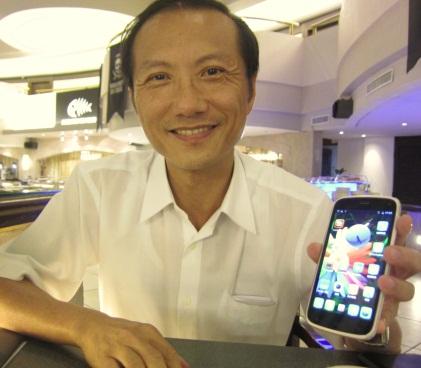 Frankwell Lin, president of Andes Technology, holding a smartphone. Although Andes isn't used for application processors, it's inside a WiFi, Bluetooth, FM, and GPS controller IC in the handheld.