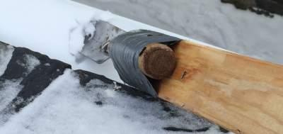 The trowel is just the right size for getting into a rain gutter and removing snow before it melts and refreezes.