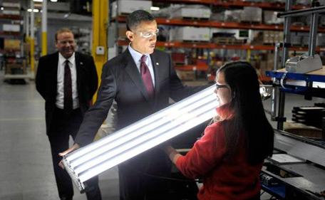 President Obama inspects some new materials used to make more energy efficient fluorescent-like tubular light bulbs for his Materials Genome Initiative (MGI).
(Source: MGI)