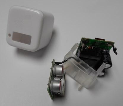 Peeking inside a cheap-and-cheerful smartphone charger (Source: Max Maxfield / EETimes.com)