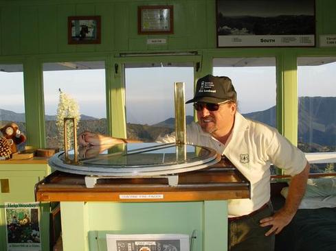 USFS volunteer fire lookout Charles White at the Osborne Fire Finder at Vetter Mountain Lookout in the Angeles National Forest. The Osborne Fire Finder is a device made in the 1920s and still in use today. (Image: Charles White via Wikipedia)