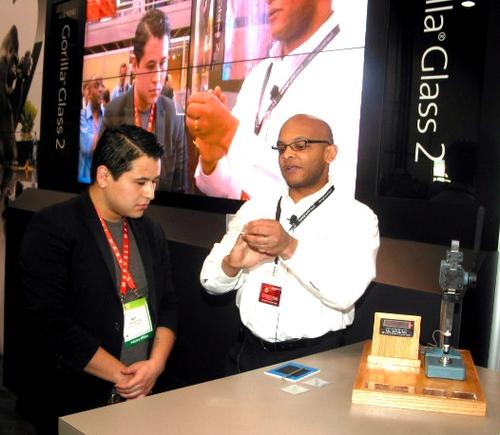 Corning rep demonstrates Gorilla Glass 2 at CES. (Photo by Curt Harsch)
