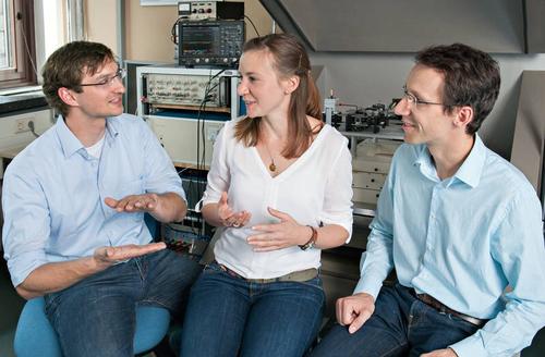 From left, the magnetic-computing research team at TUM: Stephan Breitkreutz, Irina Eichwald, Markus Becherer.
(Source: U. Benz/TUM)