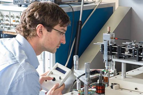 Stephan Breitkreutz using a self-built measuring instrument to probe the switching behavior of nanomagnetic devices.
(Source: U. Benz/TUM)